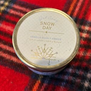 Urban Outfitters Hand Poured Snow Day Vanilla Bean & Amber 5.6oz Tin Candle